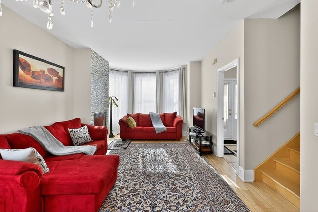 Building Photo - 521 Rue Principale