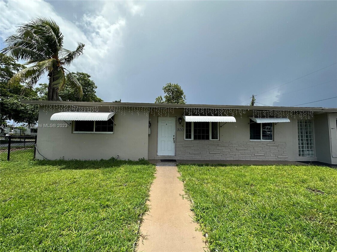 Primary Photo - 300 SW 9th Ave
