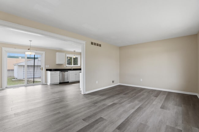 Building Photo - 41427 Larimore Ln