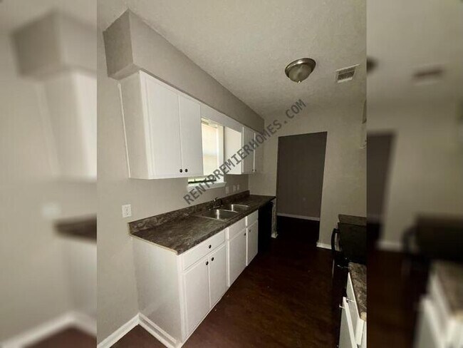 Foto del edificio - 8208 W 24th St