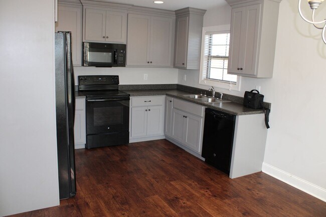 Foto del edificio - Athens City - Large Fenced in Backyard!