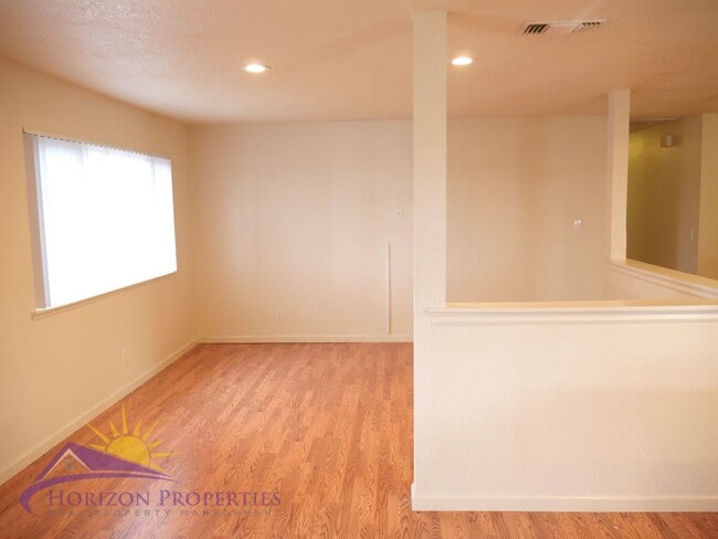 Building Photo - Open 4 Bed 2 Bath 1,342 sqft Single Family...
