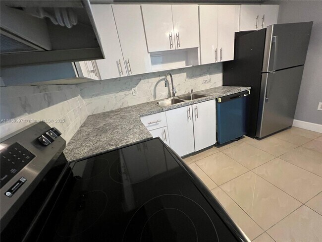 Foto del edificio - 919 Hillcrest Dr
