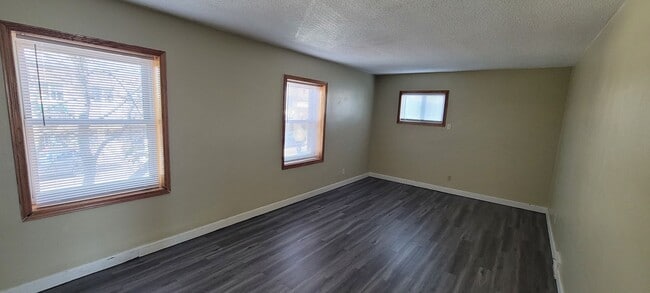 Building Photo - Upper Floor Apartment
