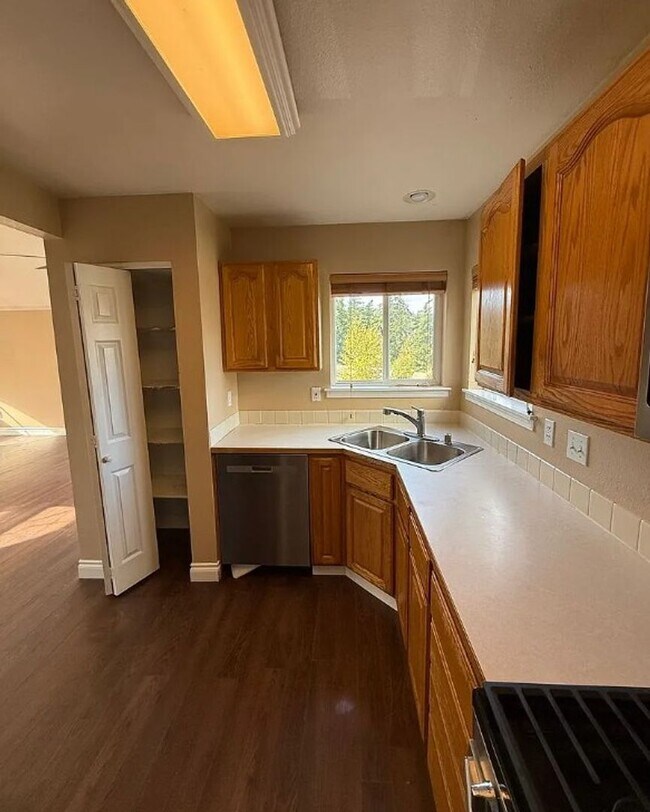 Building Photo - Large 6-Bedroom Home in Samish with a Fenced Yard MOVE IN READY