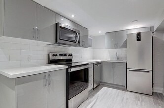 Building Photo - 454 Markham St