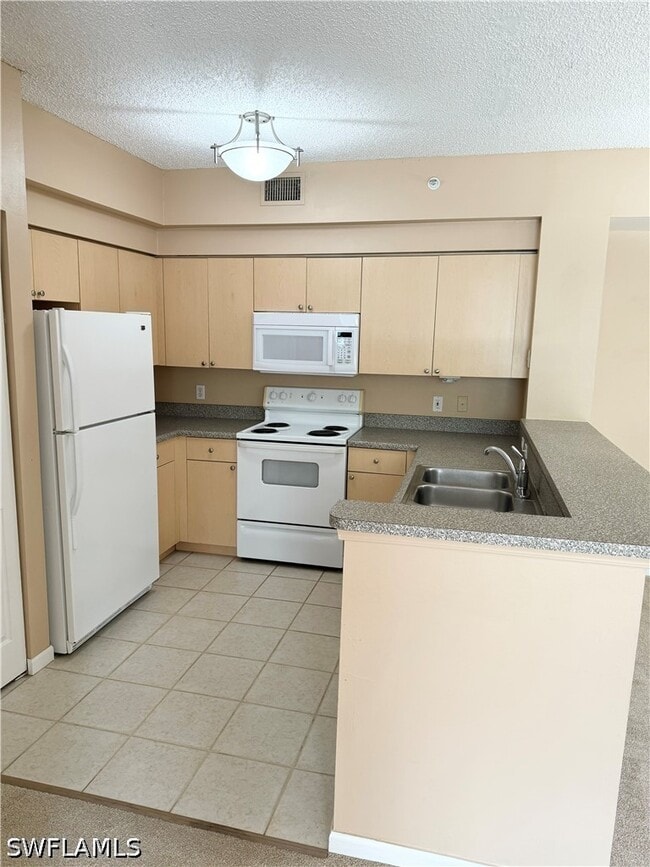 Foto del edificio - 1220 Reserve Way