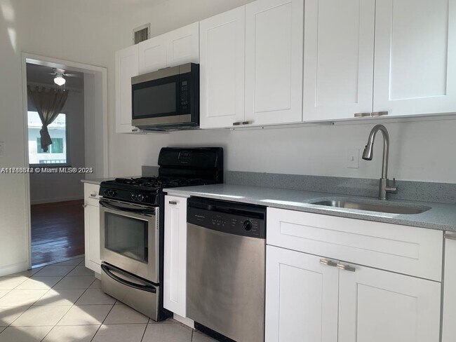 Building Photo - 7207 Bay Dr