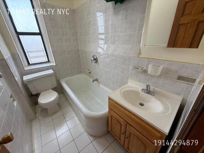 Foto del edificio - 710 E 235th St