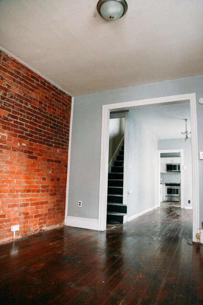 Building Photo - 1121 W Maple St