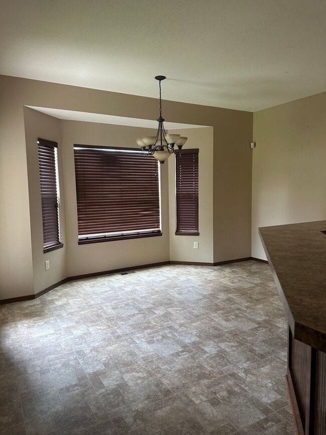 Building Photo - BEAUTIFUL 4 bedroom - 3 bathroom home with...