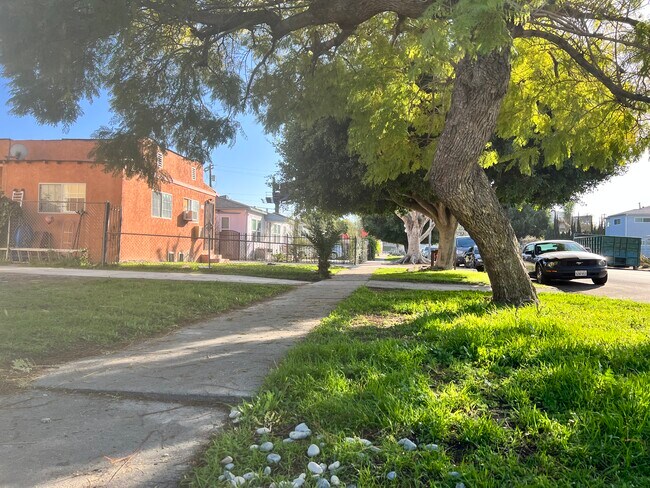 Foto del edificio - 2210 Clyde Ave