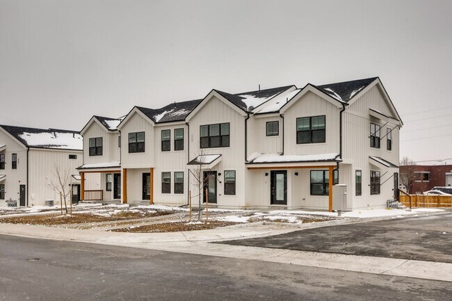 Foto del edificio - 3 Bedroom Townhomes For Rent