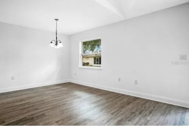 Building Photo - 415 Lark Ct