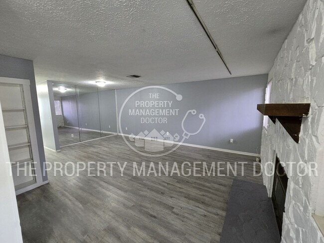 Building Photo - 4BR/2.5BA Tampa Home | Dual Kitchen Areas, Private Bedroom & Fresh Updates