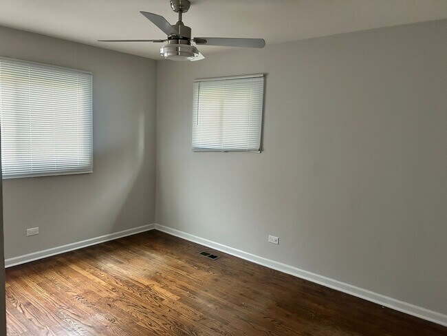 Foto del edificio - 1324 Leslie Ln E