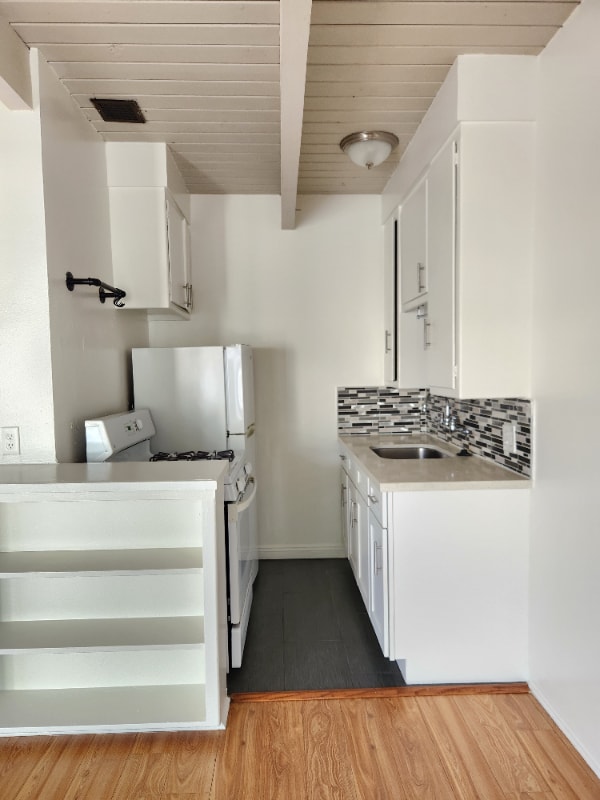 Building Photo - 1909 Beachwood Dr