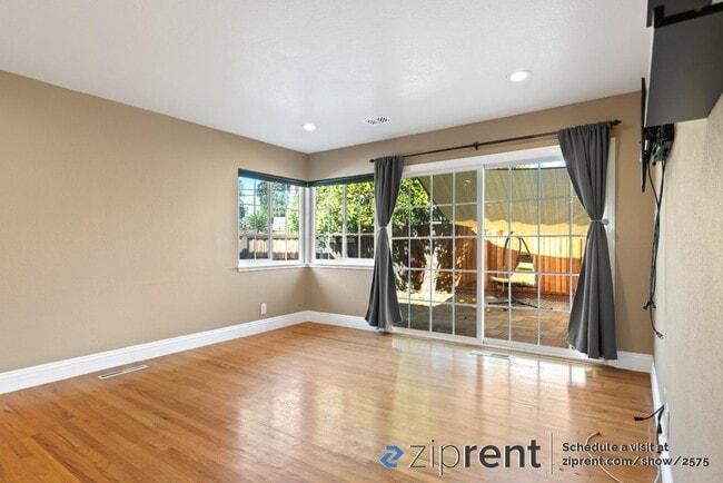 Building Photo - 2048 Woodglen Dr
