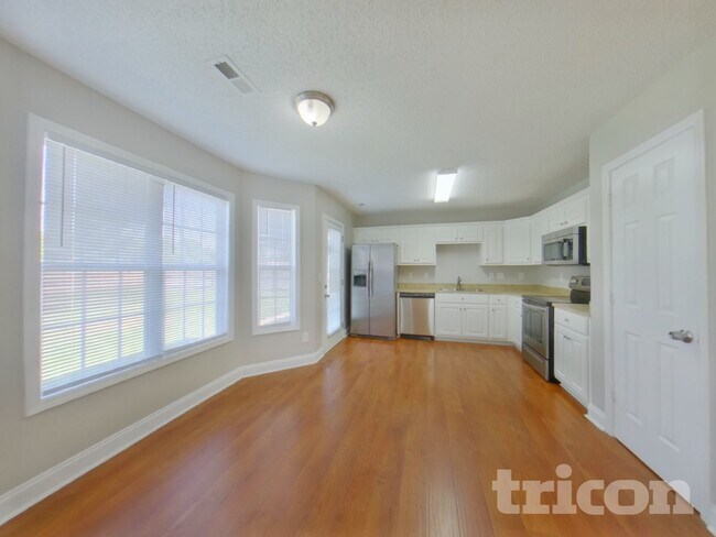 Foto del edificio - 323 Dexter Pl