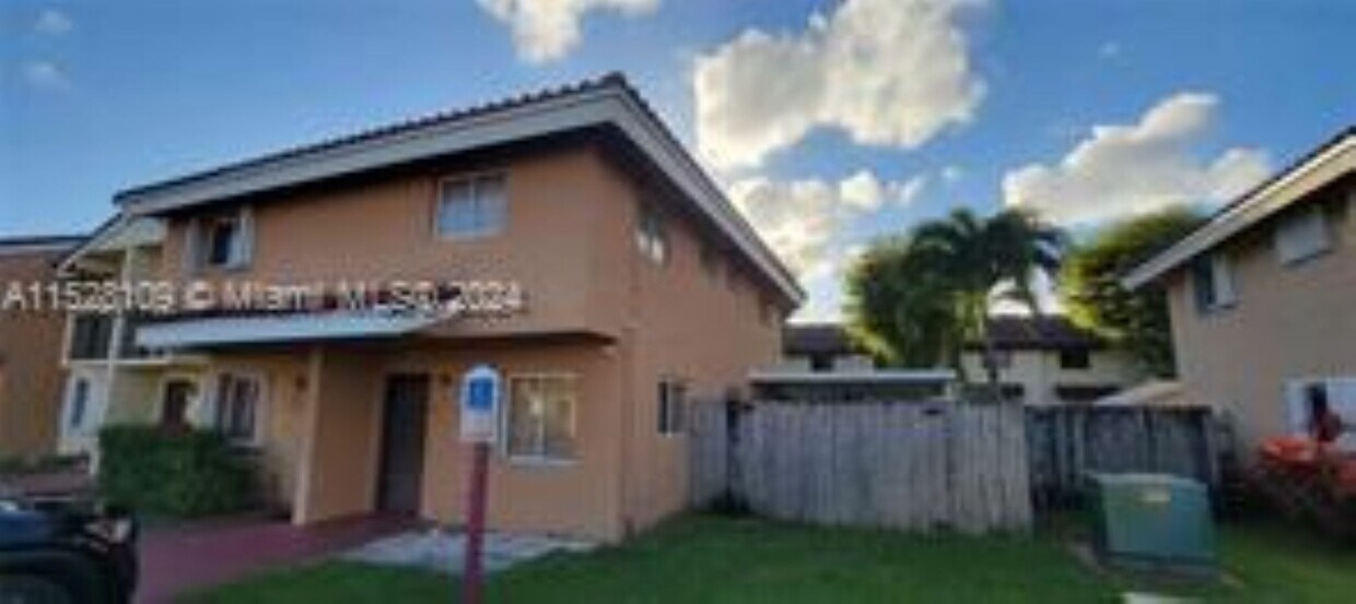 Foto principal - 560 NW 82nd Pl