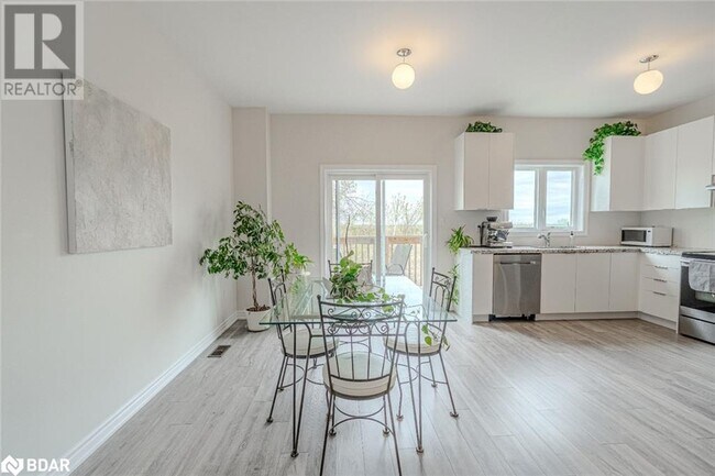Building Photo - 1174 Peelar Cres