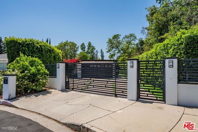 Foto del edificio - 3 br, 2 bath House - 4845 Lemona Ave