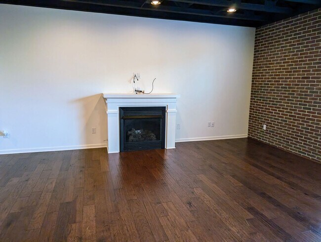Foto del edificio - AVAILABLE NOW! Luxurious and Modern 3-4 Bedroom / 3.5 Bath Townhome in the Twin Lakes Community!
