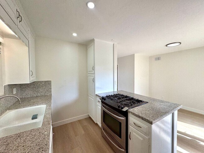 Foto del edificio - Updated 2 Bed, 1 Bath Home with Detached Office Space