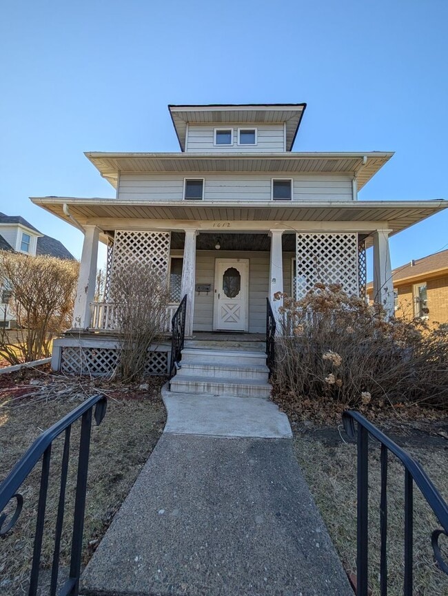 Building Photo - Spacious 3 Bedroom Home with 2 Car Garage and Large Yard!