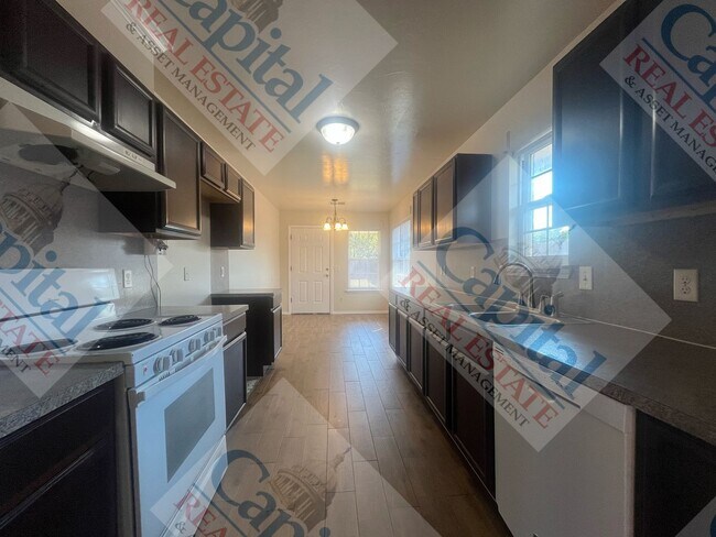 Building Photo - Beautiful 4 Bedroom