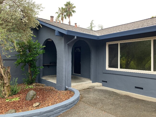 Building Photo - 2621 Hidden Valley Dr