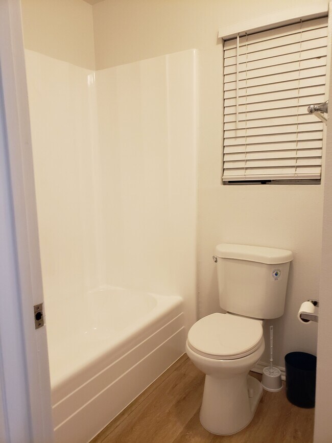 Foto del edificio - 150 E Lakeshore Dr