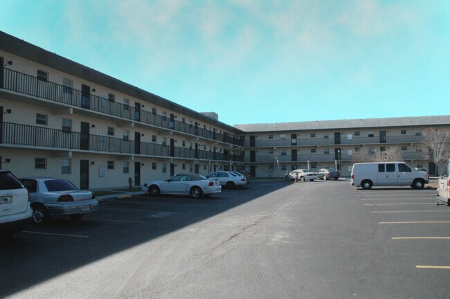Talle alto exterior - Laurel Hills Villas, a 55+ Community