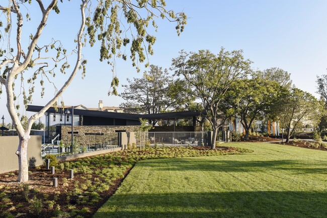Building Photo - 810 Beacon