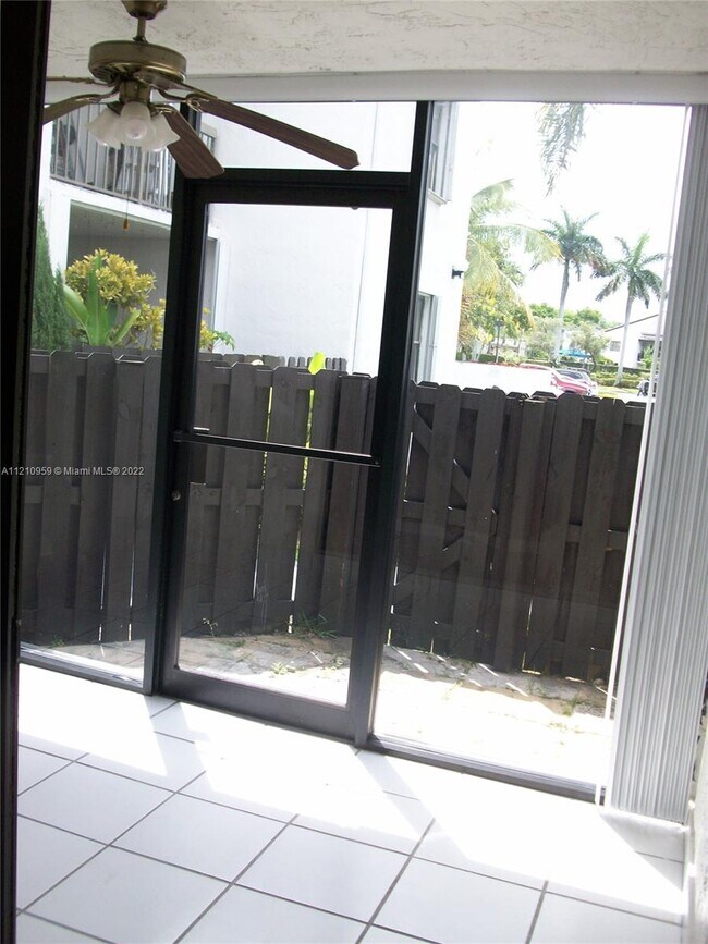 Foto del edificio - 9439 Fontainebleau Blvd