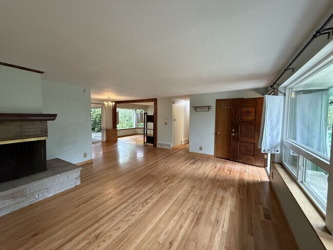Foto del edificio - Extremely Spacious 3 bedroom Home Located in Edmonds