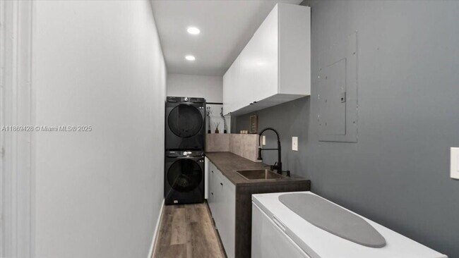 Building Photo - 18701 Shauna Manor Dr