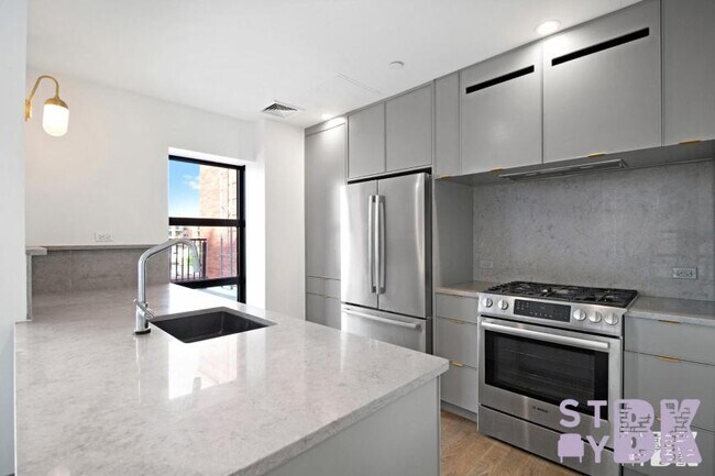 Foto del edificio - 3 bedroom in Brooklyn NY 11232