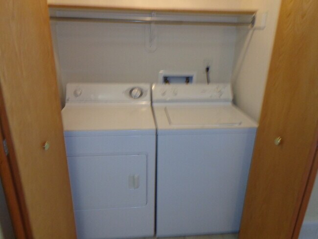 Foto del edificio - Very nice newer Condo with 1 stall garage