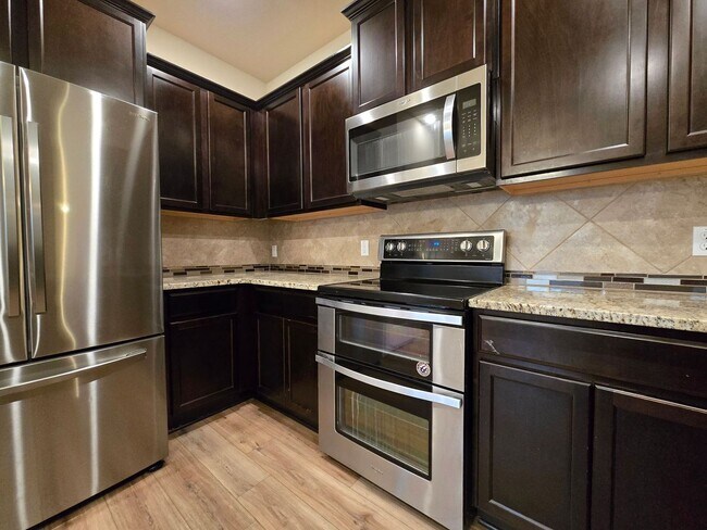 Foto del edificio - NEW IN MANAGEMENT & RENT SPECIAL - AVAILAB...