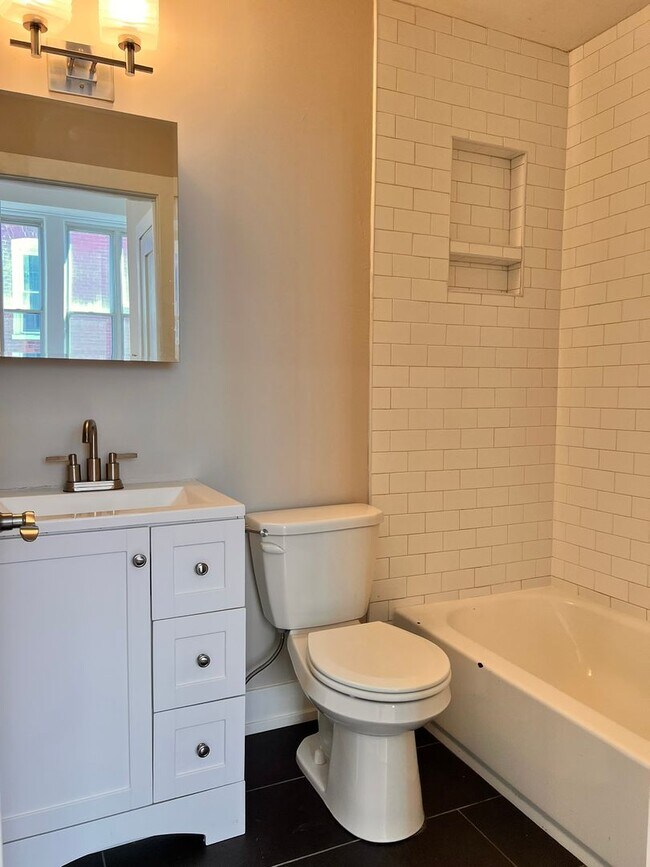 Building Photo - 4627 E. Thompson-Studio