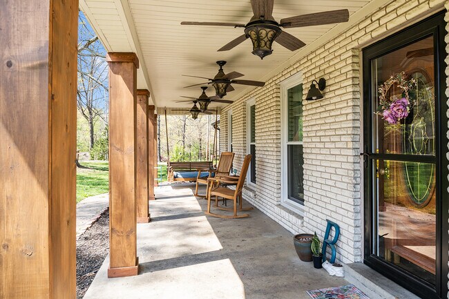 Welcome home to 358 Twin Oaks! - 358 Twin Oaks Dr