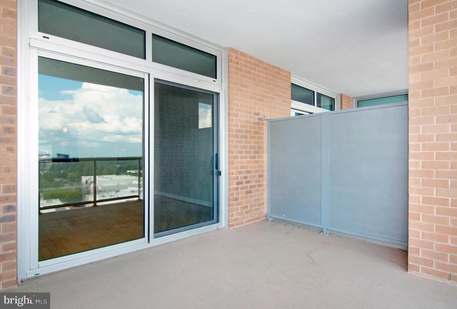 Building Photo - 5750 Bou Ave