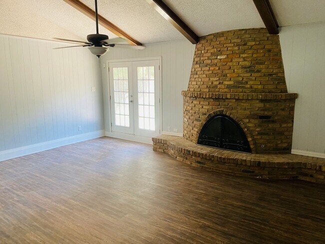 Building Photo - 3 bed 2 bathroom with Fireplace!