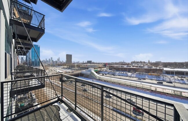 Foto del edificio - 1224 W Van Buren St