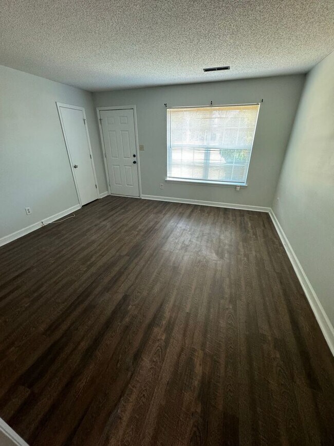 Foto del edificio - 3-Bedroom, 1.5-bathroom Brick Home with Garage ***RENT SPECIAL: FIRST MONTH FREE RENT!!!***