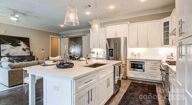 Foto del edificio - 2426 Vail Ave