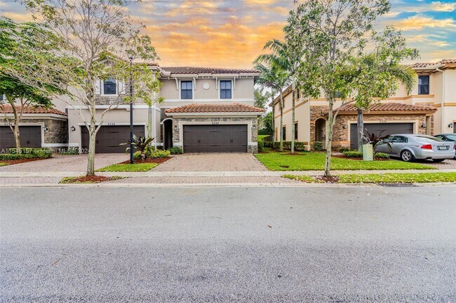 Building Photo - 9596 Town Parc Cir S