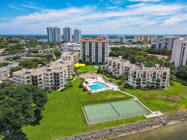 Foto del edificio - 372 Golfview Rd