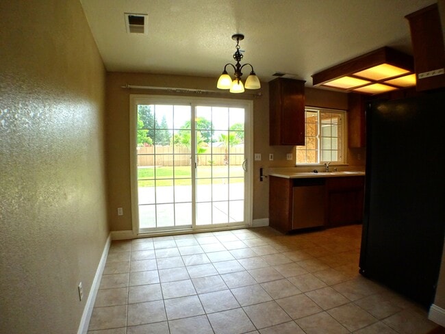 Building Photo - 1011 Lupin Ave